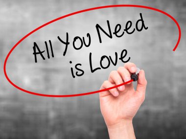 All You Need yazma adam el visua üzerinde siyah kalemi ile aşktır