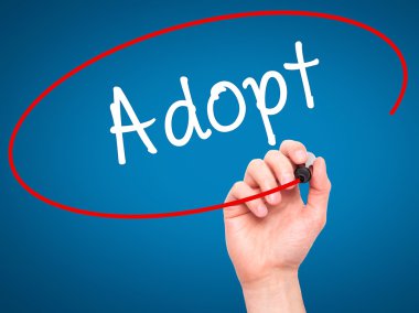 Adam el Adopt siyah kalemi ile görsel ekranda yazma.
