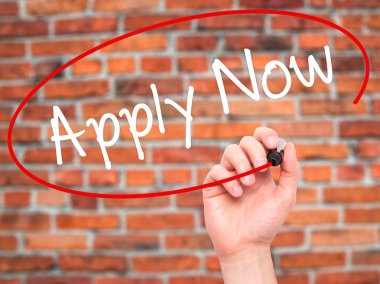 Adam el Şimdi Uygula görsel ekranda siyah kalemi ile yazma