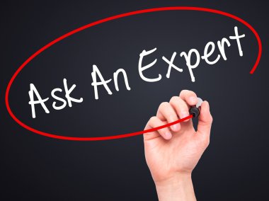 Adam el bir uzman sormak siyah kalemi ile görsel dağ eteğindeki taş yığını üzerinde yazma.