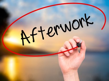 Adam el AfterWork siyah kalemi ile görsel ekranda yazma.