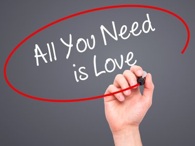 All You Need yazma adam el visua üzerinde siyah kalemi ile aşktır