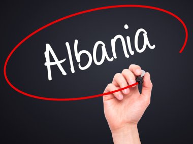 Adam el Arnavutluk ile siyah kalemi görsel ekranda yazma.