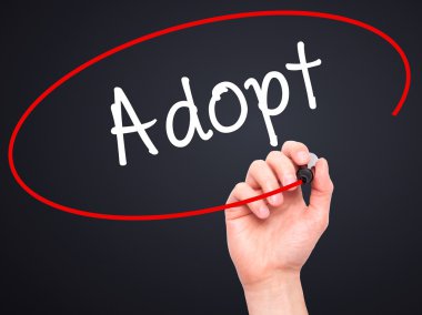 Adam el Adopt siyah kalemi ile görsel ekranda yazma.