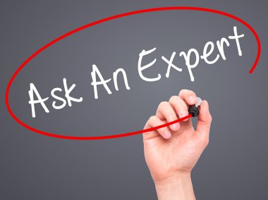 Adam el bir uzman sormak siyah kalemi ile görsel dağ eteğindeki taş yığını üzerinde yazma.