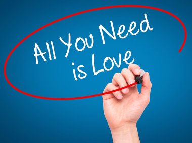 All You Need yazma adam el visua üzerinde siyah kalemi ile aşktır