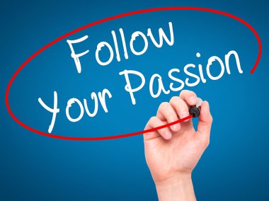 Adam el Your Passion takip ile siyah kalemi görsel üzerinde yazılı.