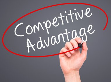 Adam el rekabet avantajı ile siyah kalemi Görs üzerinde yazma.