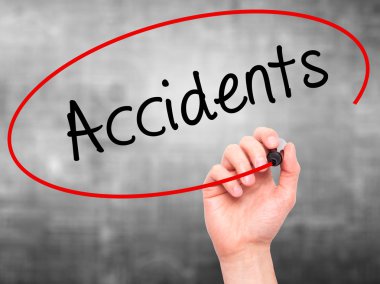 Adam el kazaları üzerinde görsel ekran siyah kalemi ile yazma