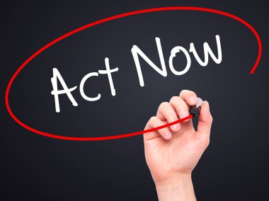 Adam elini hareket Şimdi görsel ekranda siyah kalemi ile yazma