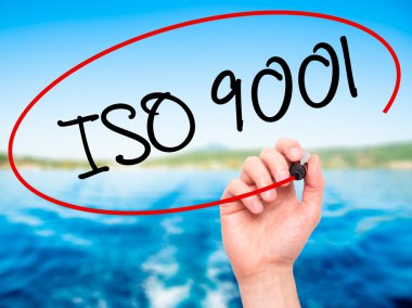 Adam el ISO 9001 ile siyah kalemi görsel ekranda yazma.