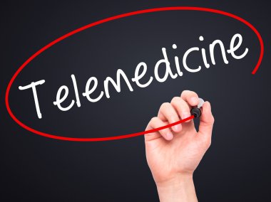 Adam el Teletıp siyah kalemi ile görsel ekranda yazma.