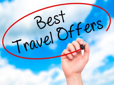 En iyi seyahat sunuyor siyah kalemi ile görsel üzerinde yazılı adam el