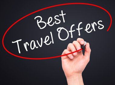 En iyi seyahat sunuyor siyah kalemi ile görsel üzerinde yazılı adam el