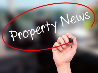 Adam el Emlak Haberleri ile siyah kalemi görsel dağ eteğindeki taş yığını üzerinde yazma.