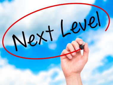 Adam el sonraki seviyeye siyah kalemi ile görsel ekranda yazma.