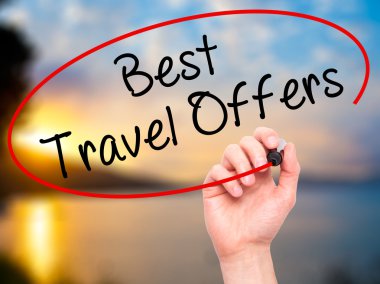 En iyi seyahat sunuyor siyah kalemi ile görsel üzerinde yazılı adam el