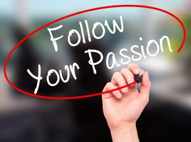 Adam el Your Passion takip ile siyah kalemi görsel üzerinde yazılı.