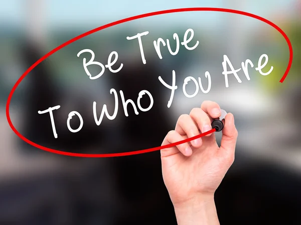 Man Hand writing Be True To Who You Are with black marker on vis — Stock Photo, Image