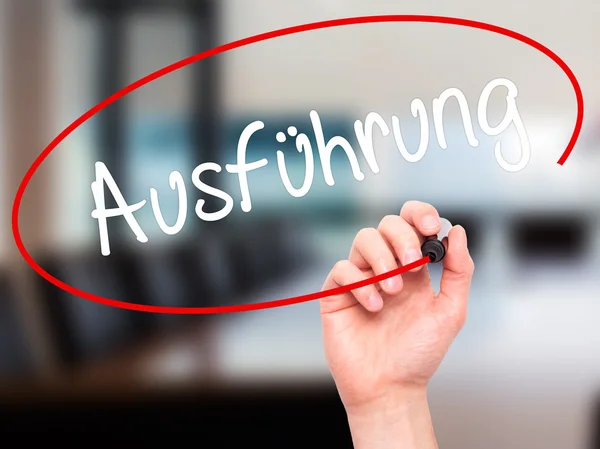 Man Hand skriver Ausfuhrung (utförande på tyska) med svart mar — Stockfoto