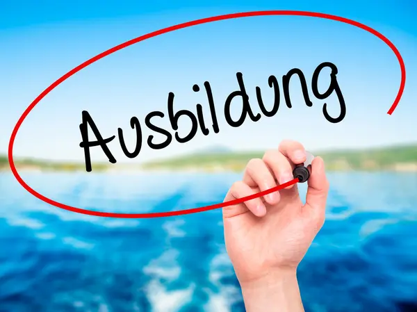 Man Hand schrijven Ausbildung (onderwijs in Duits) met zwarte mar — Stockfoto