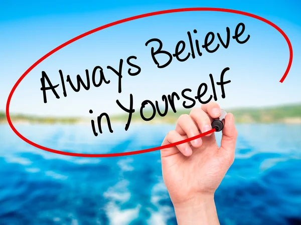 Adam el her zaman inanıyorum kendine siyah kalemi ile yazma