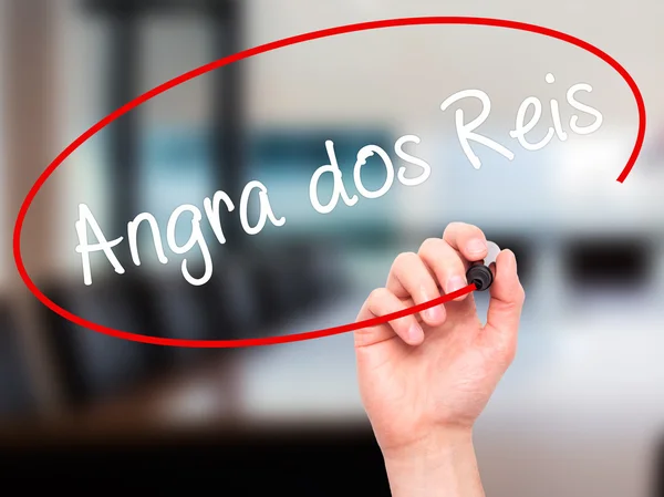 Homme écriture à la main Angra dos Reis avec marqueur noir sur scre visuel — Photo