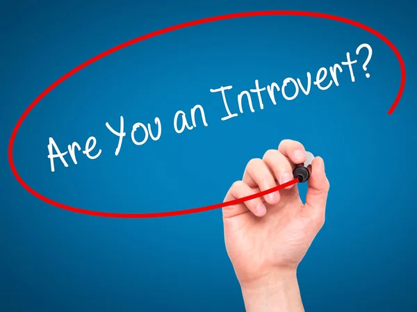 Мужская рука пишет Are You an Introvert? с черным маркером на визу — стоковое фото