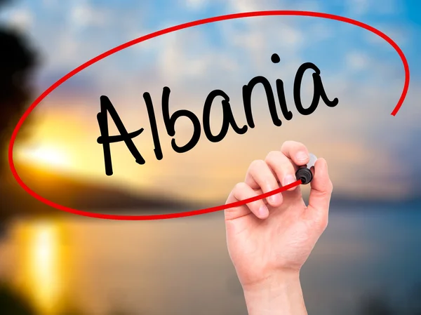 Man Hand schrijven van Albanië met zwarte marker op visuele scherm — Stockfoto