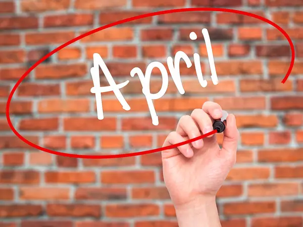 Man Hand schrijven van April met zwarte marker op visuele scherm — Stockfoto