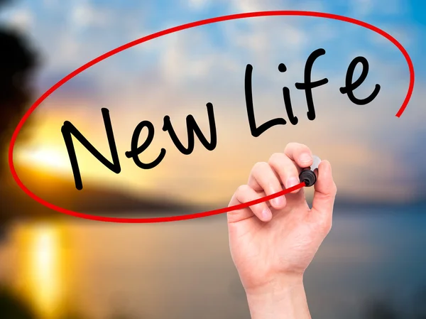 Adam el yeni bir hayat ile siyah kalemi görsel ekranda yazma.