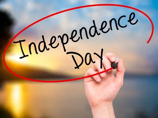 Man Hand schrijven van Independence Day met zwarte marker op visuele sc — Stockfoto