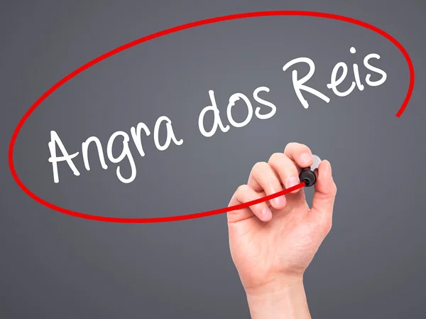 Man Hand schrijven van Angra dos Reis met zwarte marker op visuele scre — Stockfoto