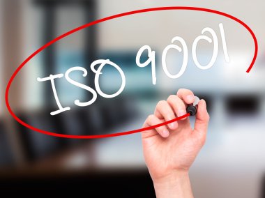 Adam el ISO 9001 ile siyah kalemi görsel ekranda yazma.