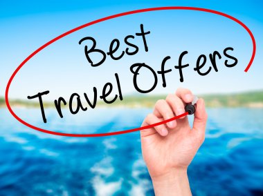 En iyi seyahat sunuyor siyah kalemi ile görsel üzerinde yazılı adam el