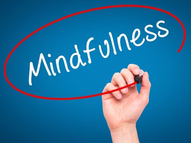 Adam el mindfulness ile siyah kalemi görsel ekranda yazma.