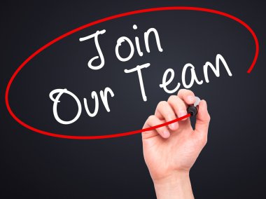 Adam el katılmak ekibimiz ile siyah kalemi görsel dağ eteğindeki taş yığını üzerinde yazma.