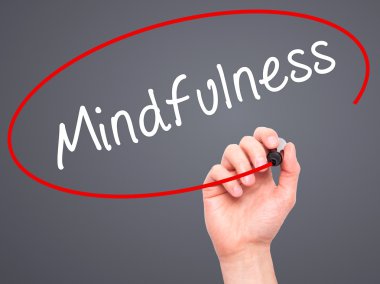 Adam el mindfulness ile siyah kalemi görsel ekranda yazma.