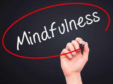 Adam el mindfulness ile siyah kalemi görsel ekranda yazma.