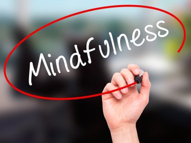 Adam el mindfulness ile siyah kalemi görsel ekranda yazma.