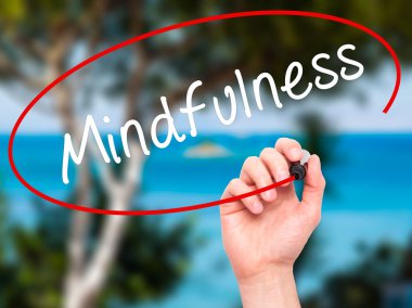 Adam el mindfulness ile siyah kalemi görsel ekranda yazma.