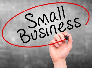 Adam el küçük işletme ile siyah kalemi görsel scre yazma.