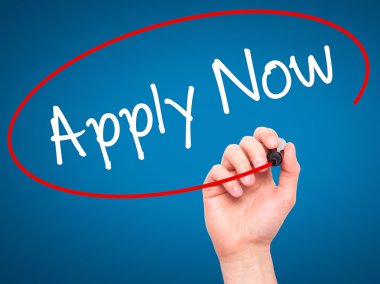 Adam el Şimdi Uygula görsel ekranda siyah kalemi ile yazma