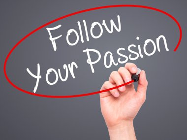 Adam el Your Passion takip ile siyah kalemi görsel üzerinde yazılı.