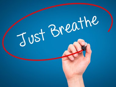 Adam el nefes ile siyah kalemi görsel ekranda yazma