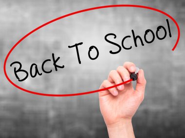 Adam el okul için siyah kalemi ile görsel scre yazma.