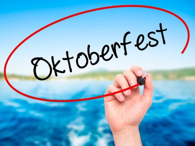 Adam el Oktoberfest siyah kalemi ile görsel ekranda yazma.
