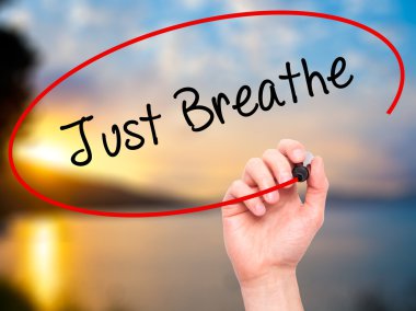 Adam el nefes ile siyah kalemi görsel ekranda yazma