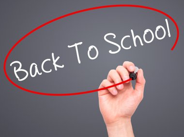 Adam el okul için siyah kalemi ile görsel scre yazma.