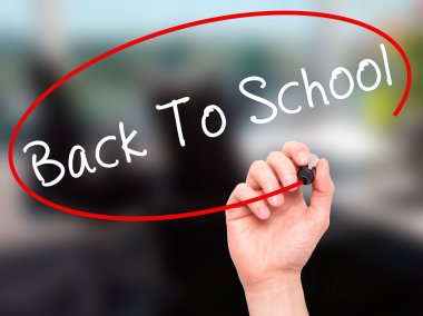 Adam el okul için siyah kalemi ile görsel scre yazma.